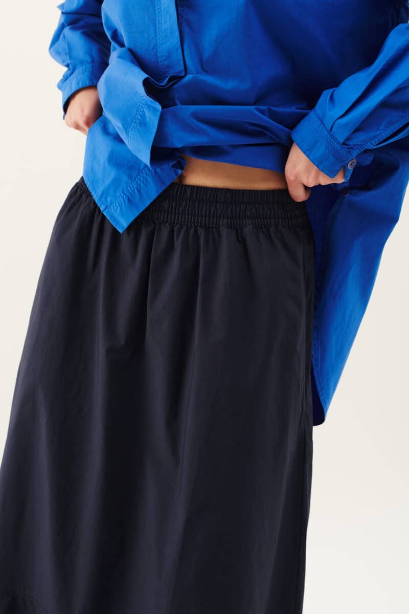 PETULA ORGANIC GARMENT DYED POPLIN - MØRKEBLÅ