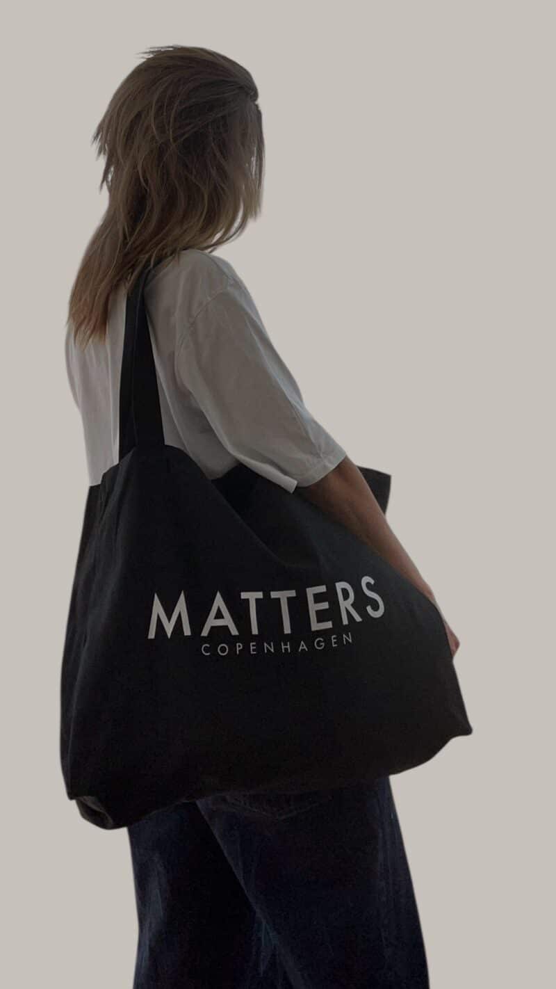 SIGNATURE TOTE BAG - SORT - Image 2
